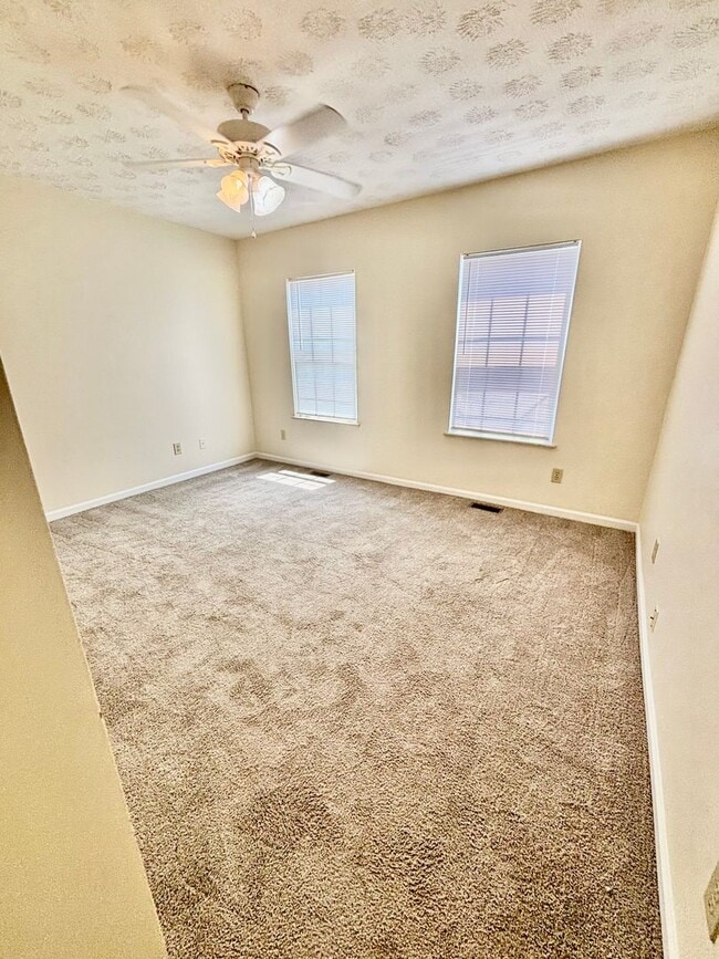 Building Photo - 2 Bedroom with Short Term Options!