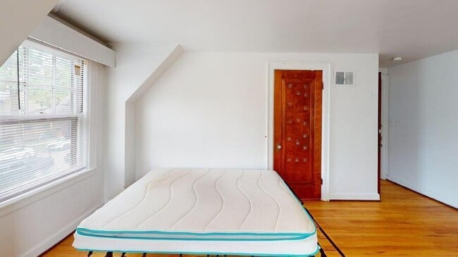 Building Photo - 801 E Ann St