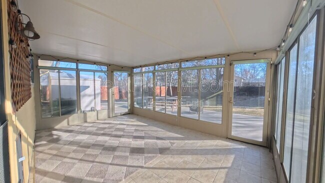 Building Photo - 1028 Skyline Dr