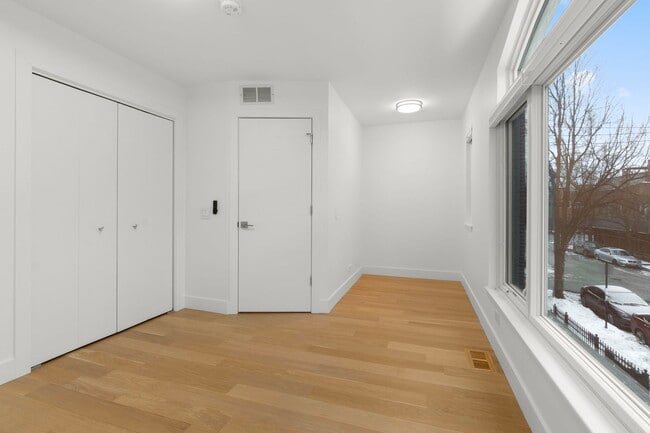 Building Photo - 1618 W Pierce Ave