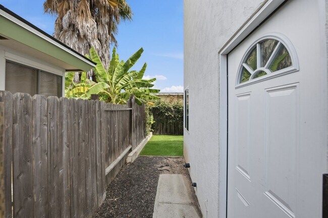 Building Photo - 6330 Mesita Dr