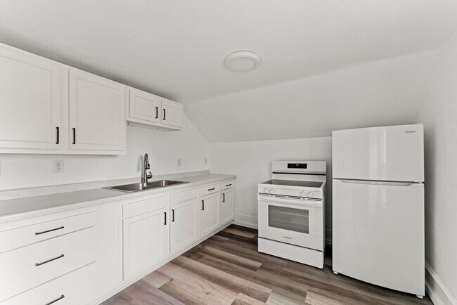 Building Photo - 457 Ahnaip St