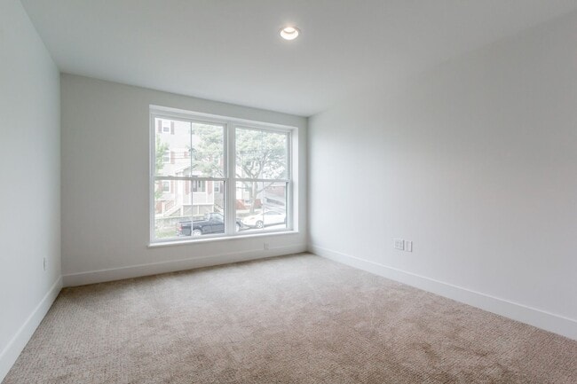 Building Photo - 1BR/1BA - Beautiful Updated Condo in Downtown Portland