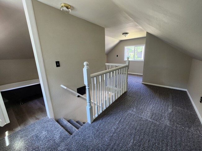 Building Photo - 2 Bed and 2 Bath Home