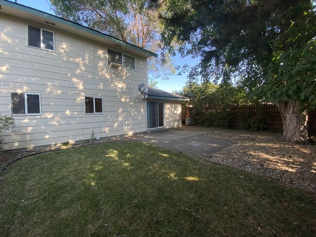 Building Photo - Spacious 3 Bedroom 1.5 Bath Duplex