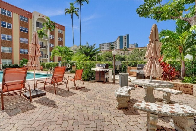 Building Photo - 400 N Riverside Dr