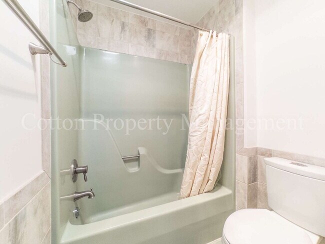 Building Photo - 202 Crooked Creek Rd