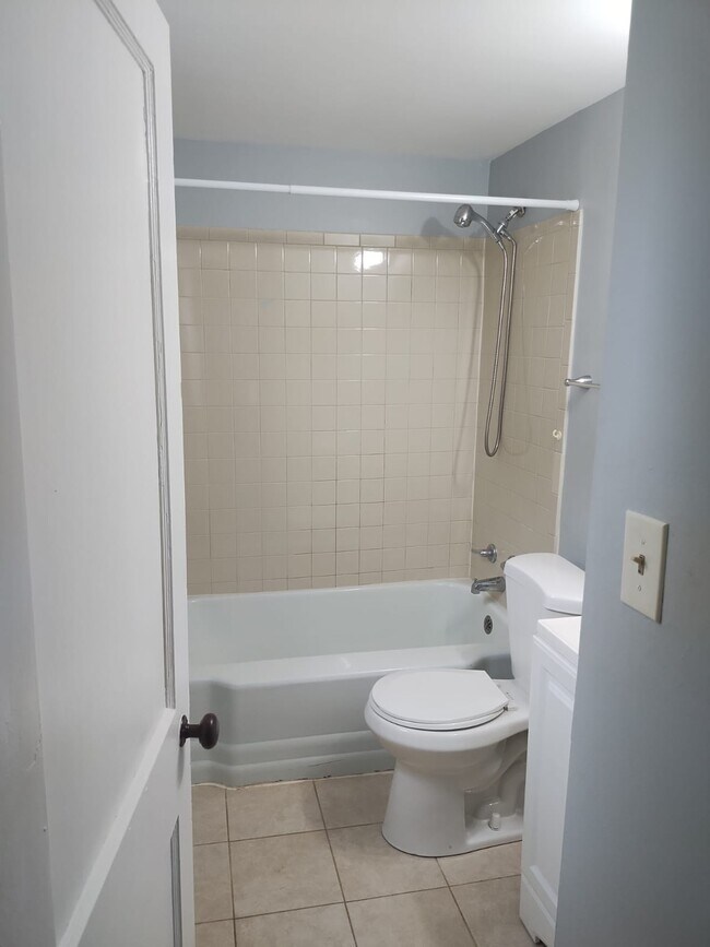Building Photo - 2737 Bookert Dr