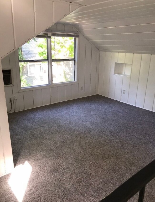 Building Photo - 3bd 2 ba home, great location