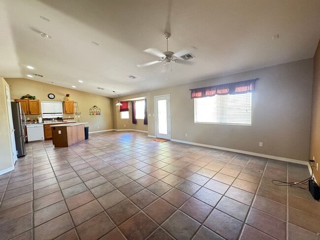 Building Photo - Great spacious home on Huukan Golf Course