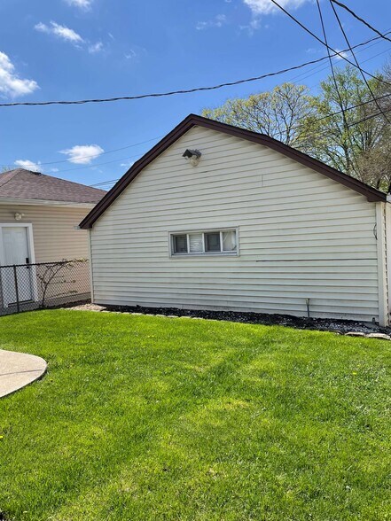 Building Photo - 7659 W Sunset Dr