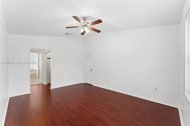 Building Photo - 1120 W Lake St