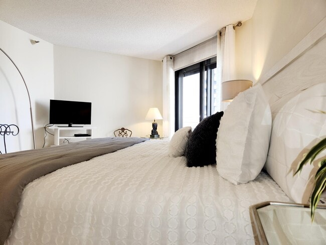 Building Photo - 5950 Pelican Bay Plaza S