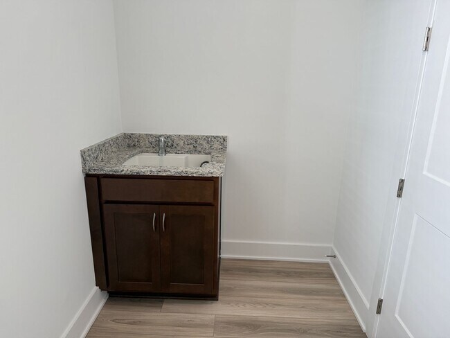 Building Photo - Beautiful 4 Bedroom Single Family Home