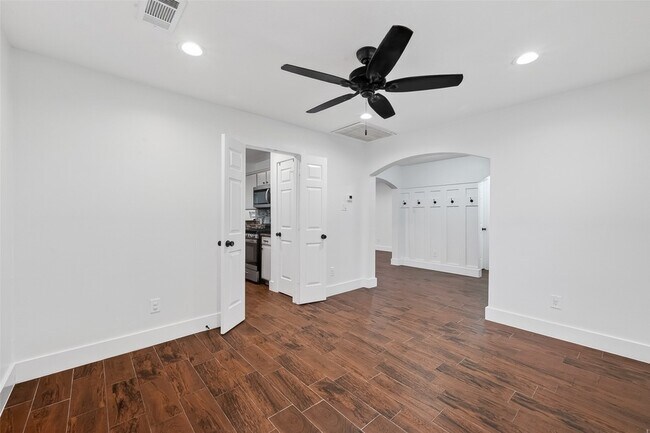 Building Photo - 2018 Village Ct Ln