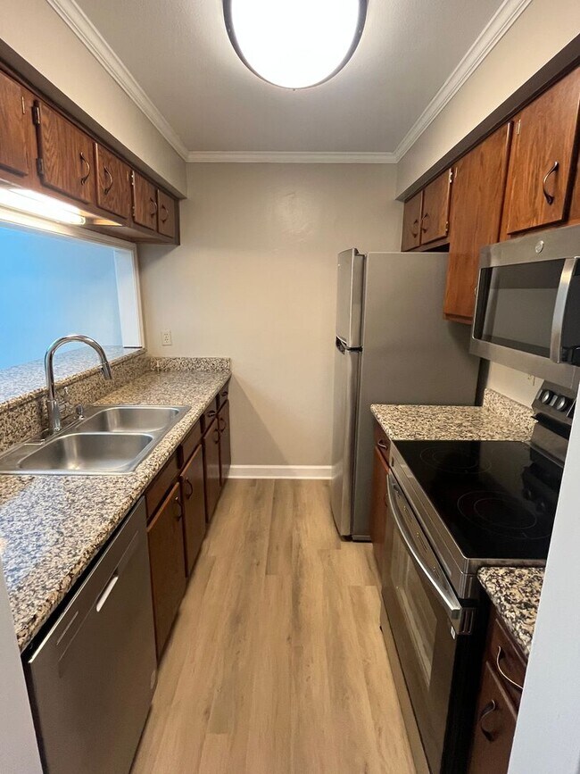 Building Photo - Beautiful Northeast Townhome!