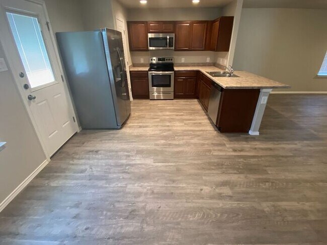 Building Photo - *$99 MOVE-IN SPECIAL* | Three Bedroom | Tw...