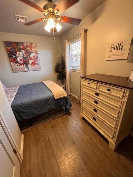 Building Photo - 1207 W Gore Blvd