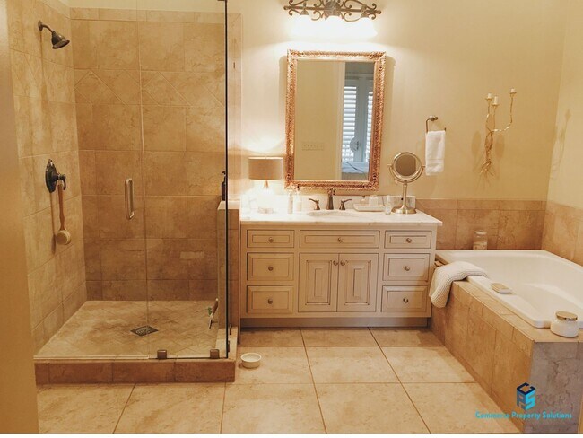 Building Photo - Stunning Penthouse Unit with Beautiful Views available for Rent!