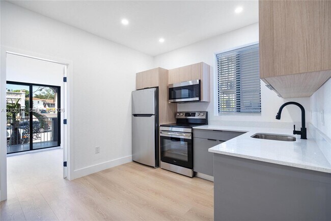 Building Photo - 629 SW 10th Ave