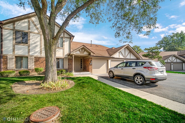 Building Photo - 920 Surrey Dr