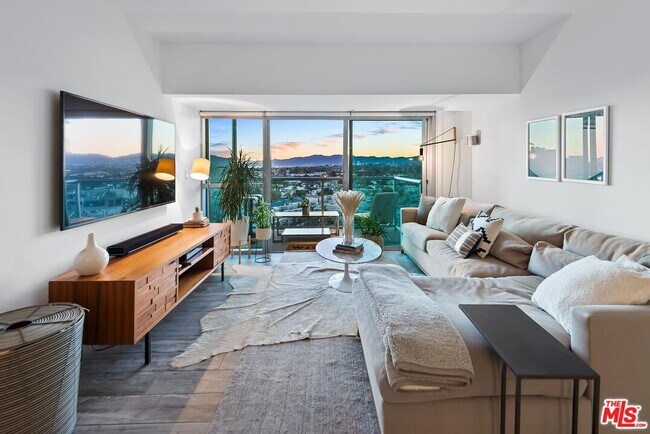 Building Photo - 13700 Marina Pointe Dr