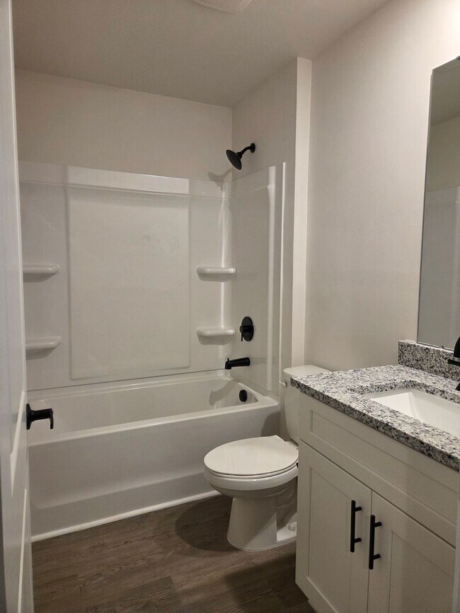 Building Photo - 3 bedroom duplex