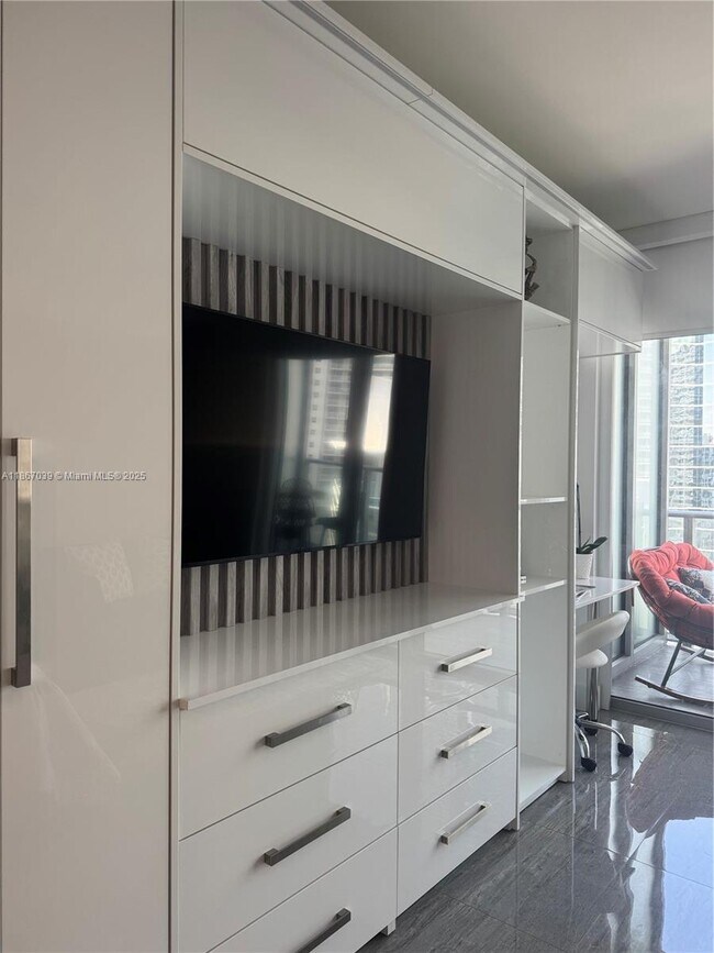 Building Photo - 1300 Brickell Bay Dr