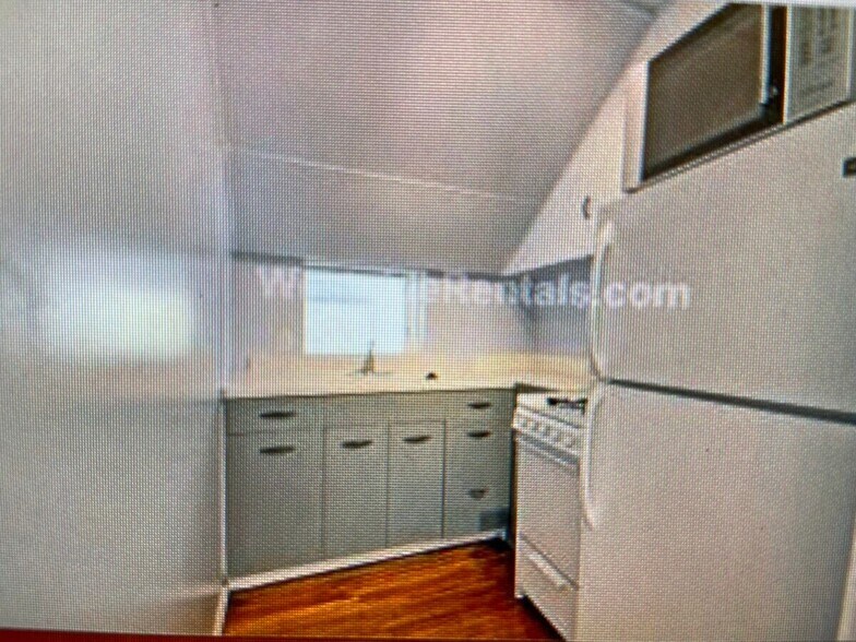 Building Photo - 923 1/2 Tularosa Dr