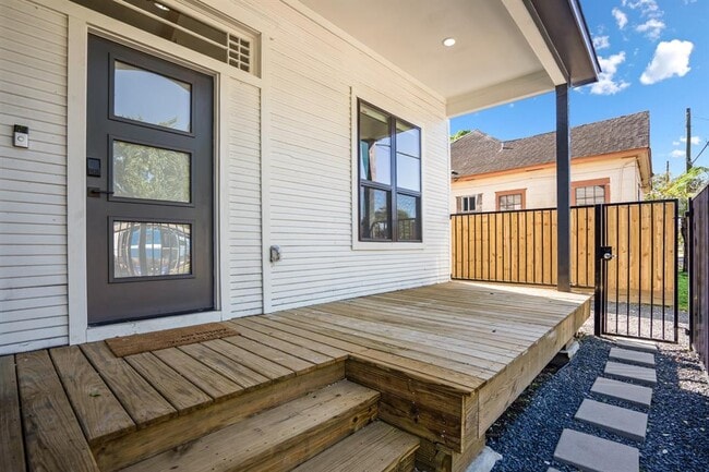 Building Photo - 207 Lockwood Dr