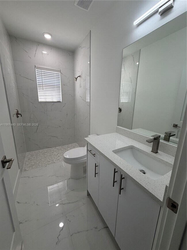 Building Photo - 723 Ivan Ave S