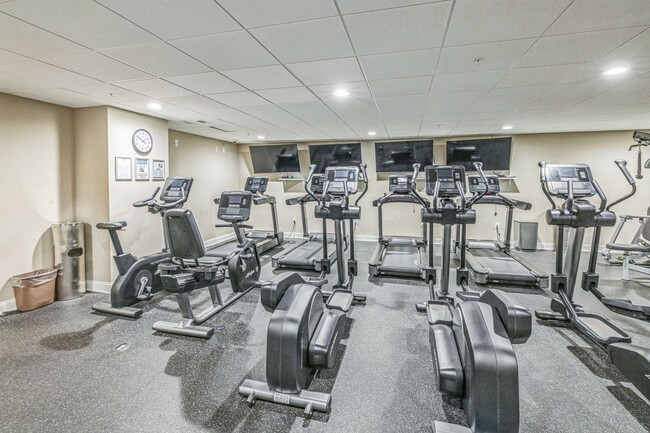 Building Photo - Beautiful 2 Bedroom, 2 Bath Condo In The H...