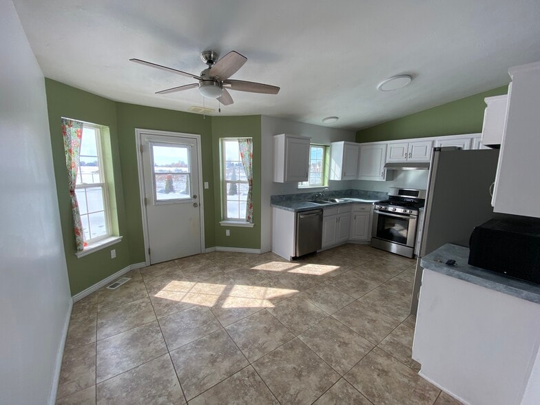 Dining and kitchen - 3081 Jackie Ct