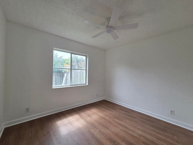 Building Photo - 533 NW 47th Ave