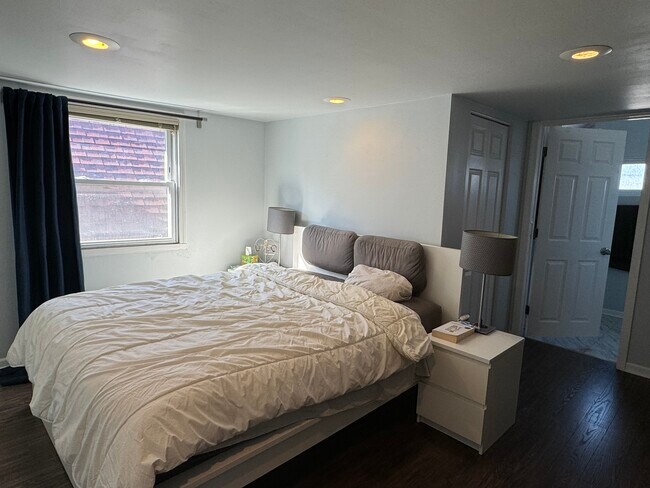 Building Photo - 1736 W Melrose St