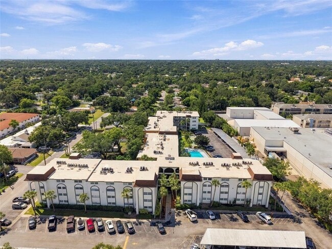 Building Photo - 2525 W Bay Dr