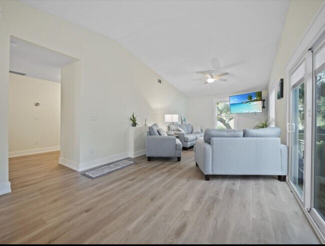 Building Photo - 208 A St