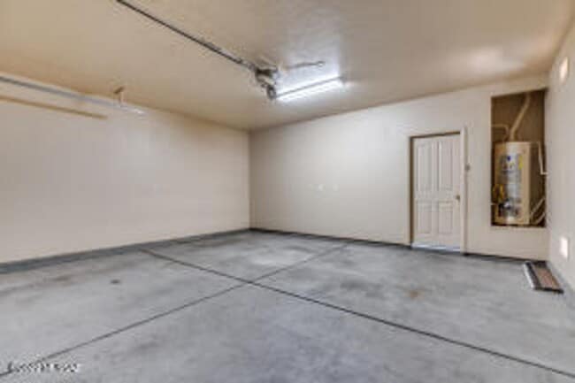 Building Photo - Well maintained 2-story, 4 bedroom and 2.5...