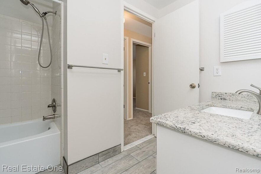 Building Photo - 5075 Buckingham