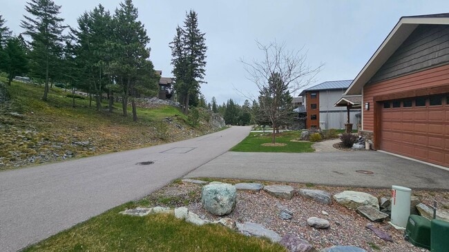 Building Photo - Fully furnished town home in Bigfork