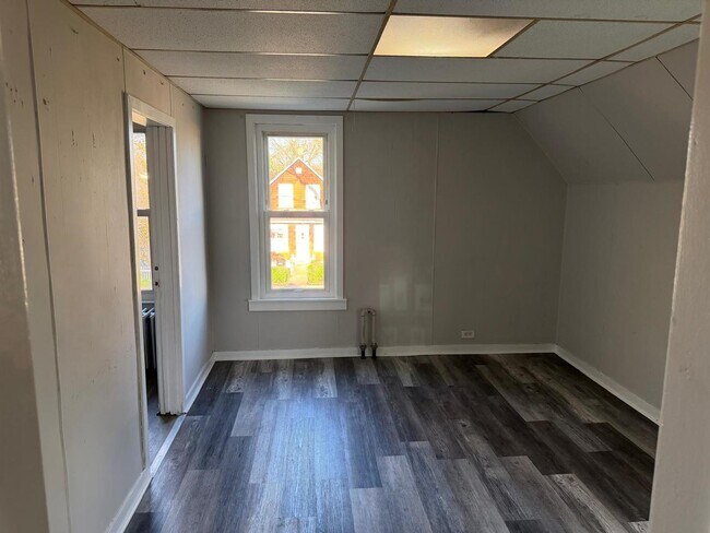 Building Photo - 930 S Victory St