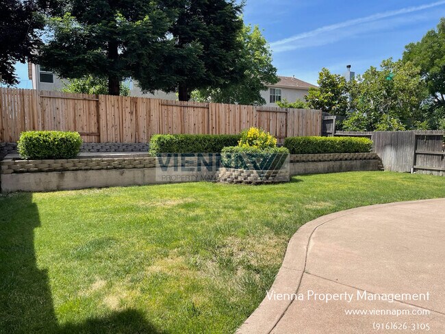 Building Photo - Spacious 3 Bedroom Home in Great Location
