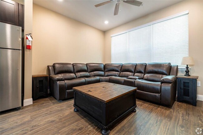 Building Photo - 3730 Boettcher Dr