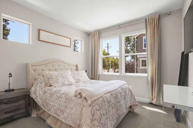 Building Photo - 3893 Villa Vista Pl