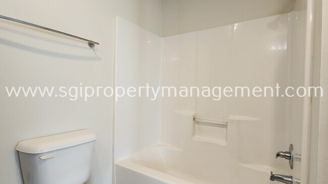 Building Photo - 931 Robineta Ln