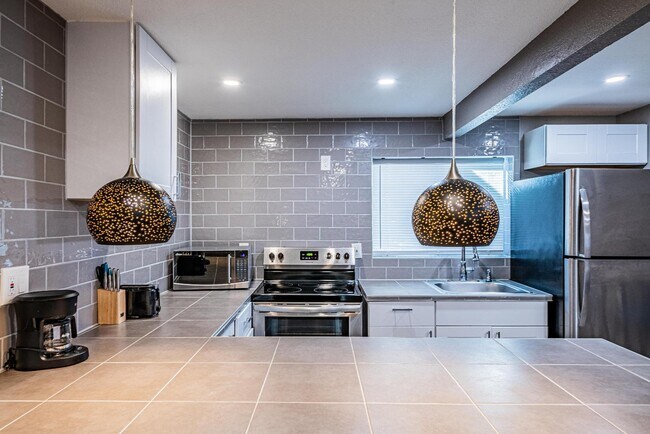 Building Photo - 704 Pacific Ave SW