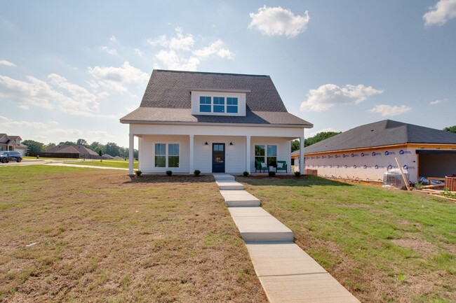 Building Photo - Brand NEW Adorable Craftsman!!!!