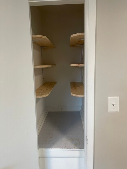 Building Photo - 7725 Bowen Ave