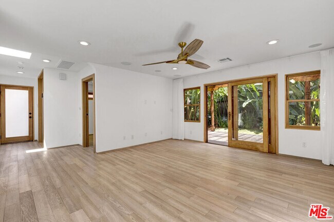 Building Photo - 1138 1\2 N Poinsettia Pl