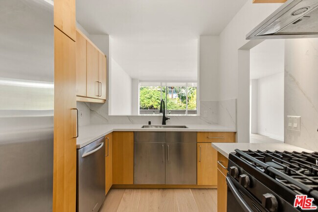 Building Photo - 8787 Shoreham Dr